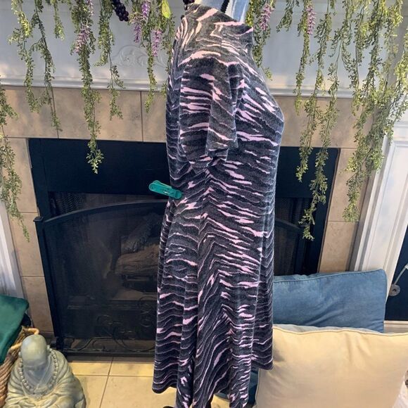 Torrid DARK GREY & PINK ZEBRA HACCI MOCK NECK TRAPEZE DRESS 0 - Picture 5 of 11